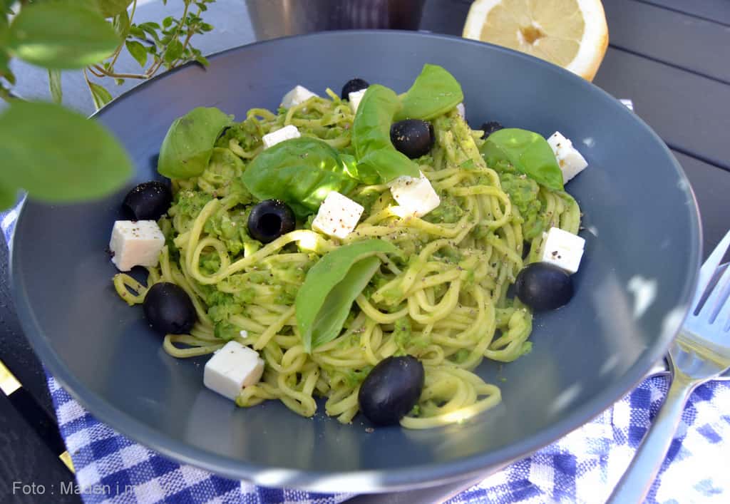Pasta med grønærtepesto - nem og lækker opskrift - madenimitliv.dk