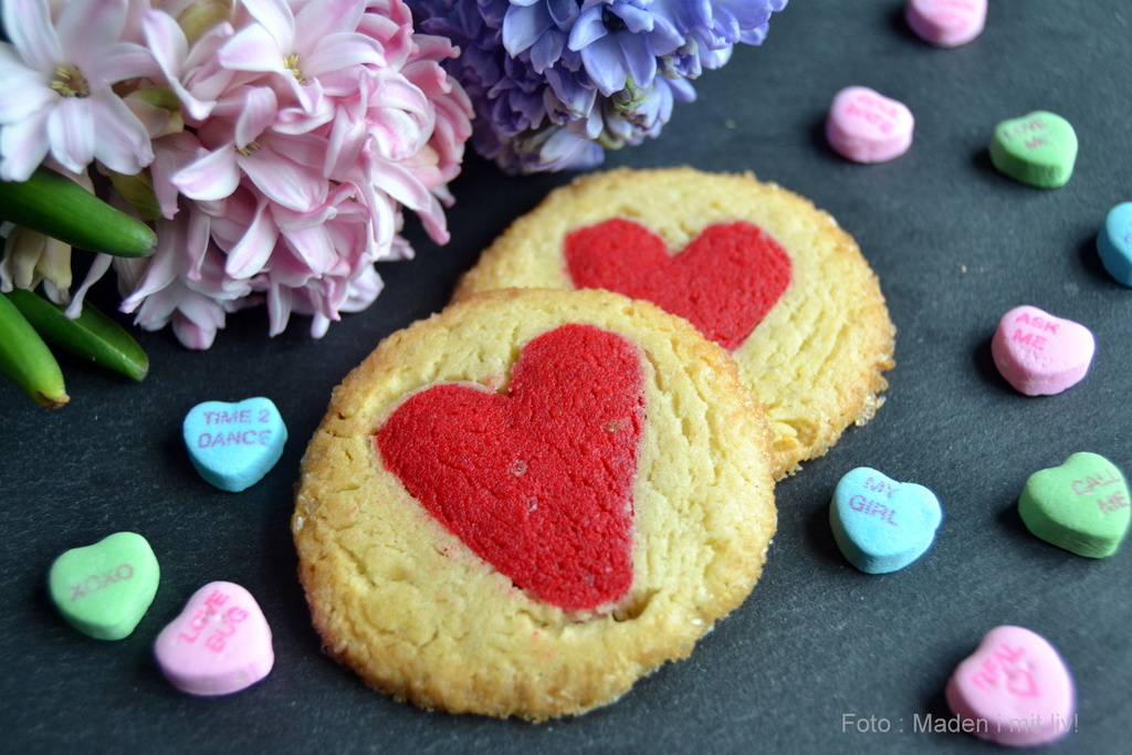Små fine Valentins småkager med røde hjerter…