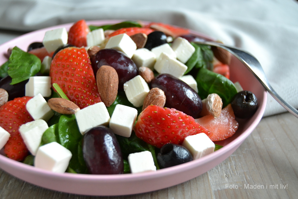 Salat med spinat, feta, jordbær og druer…