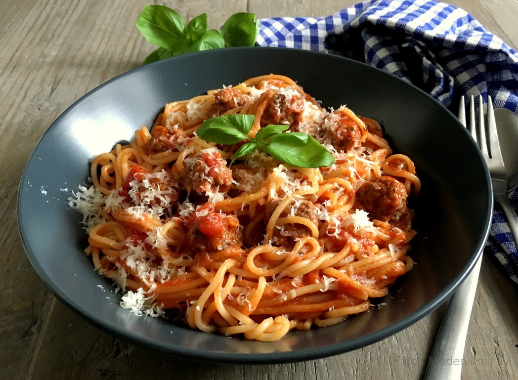 Spaghetti med kødboller – nem opskrift.
