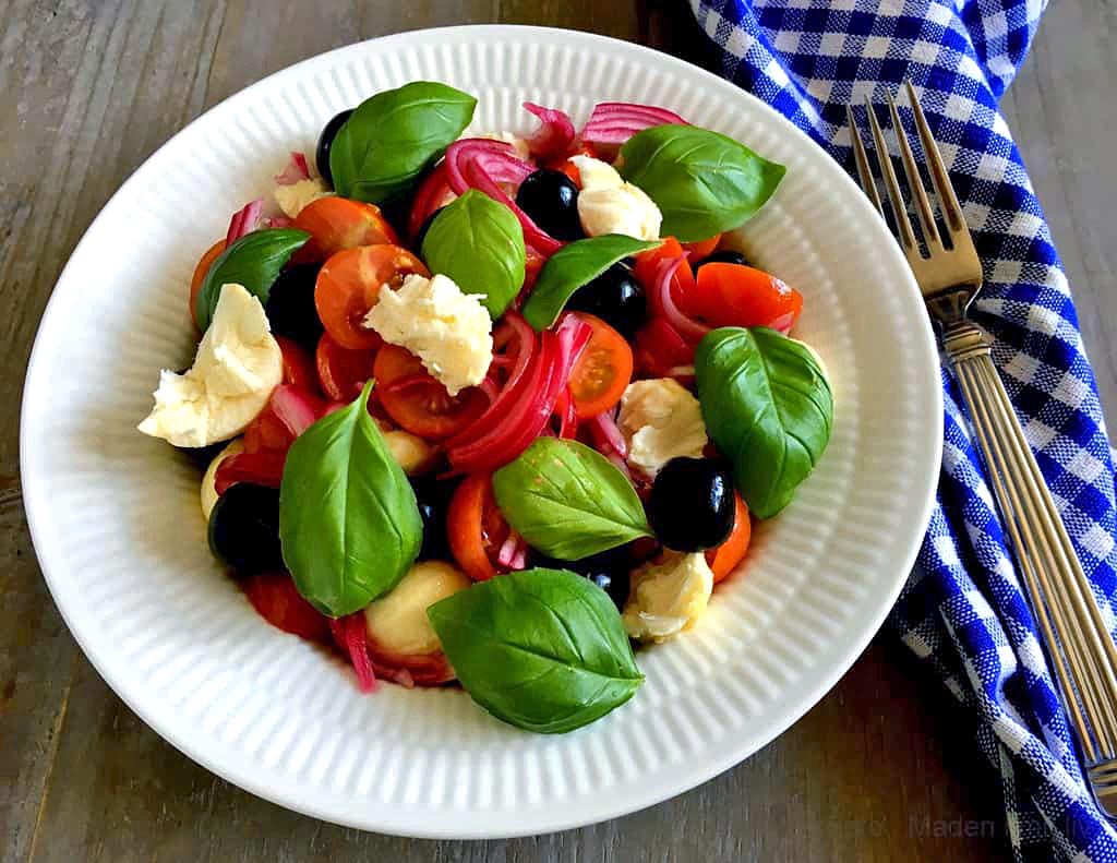 Tomatsalat I Nem opskrift på tomat salat I Madenimitliv.dk