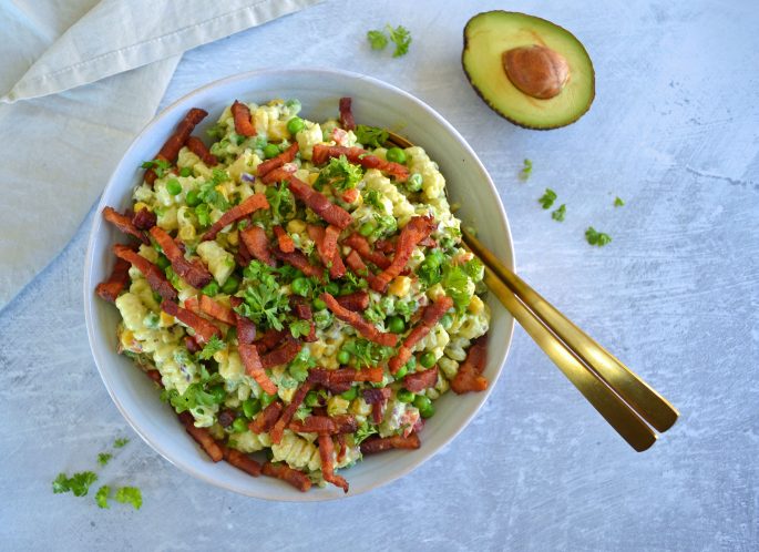 Nem opskrift på pastasalat med avocado creme og bacon i tern - perfekt tilbehør eller let hovedret