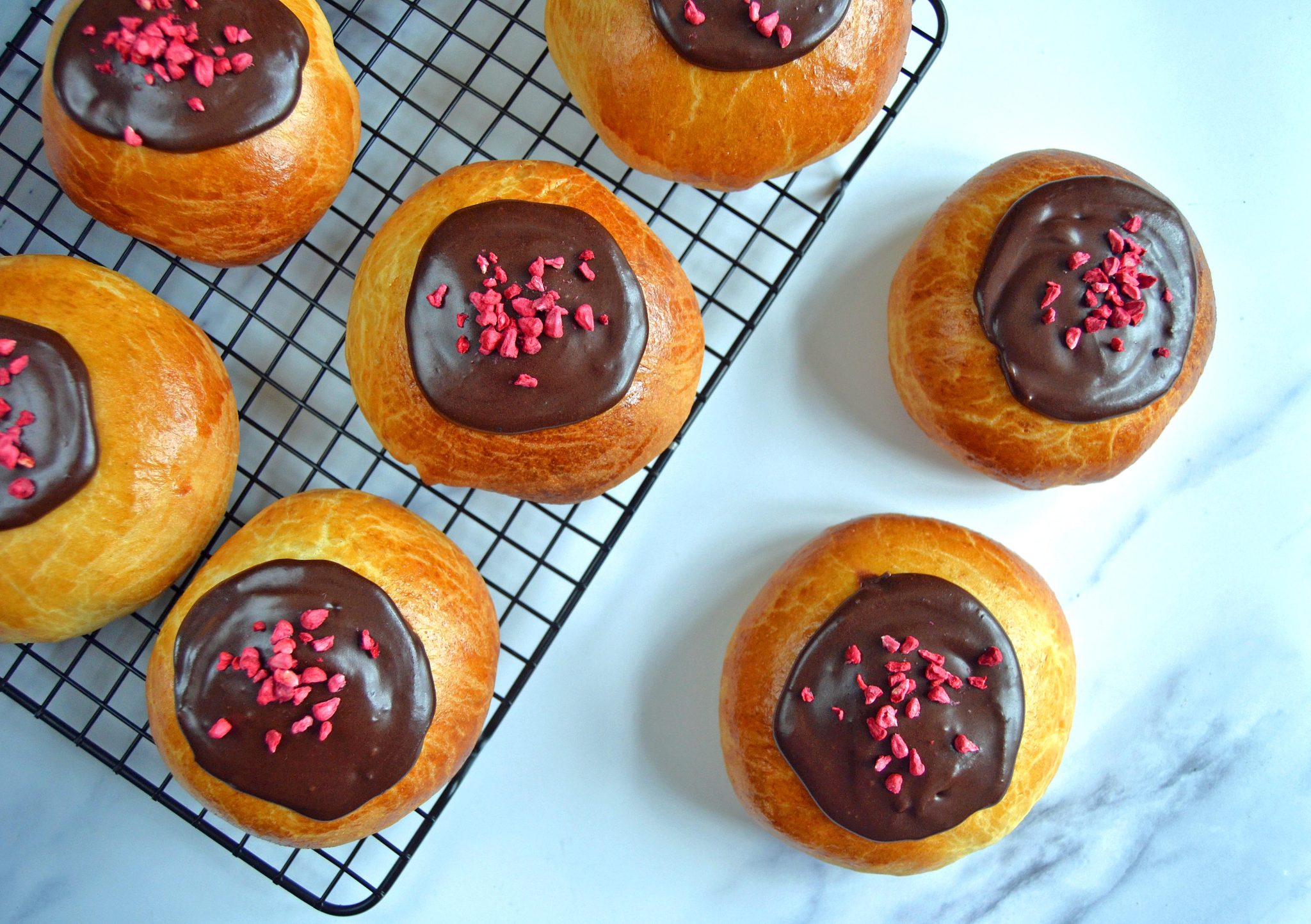 Opskrift fastelavnsboller med creme og brun glasur