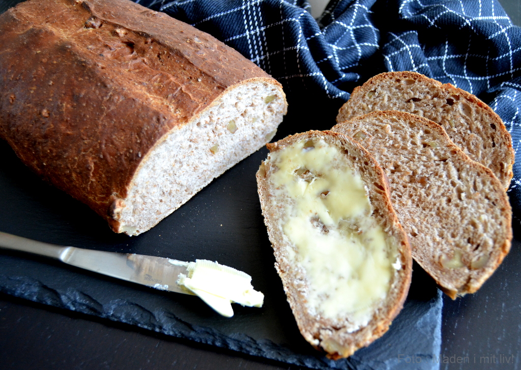 Valnøddebrød – nem opskrift på groft franskbrød.