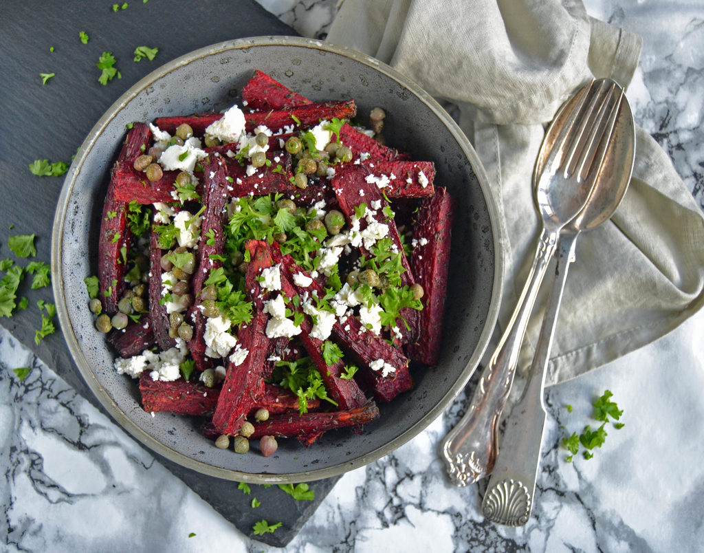 Bagte rødbeder med feta og kapers - nem opskrift - madenimitliv.dk