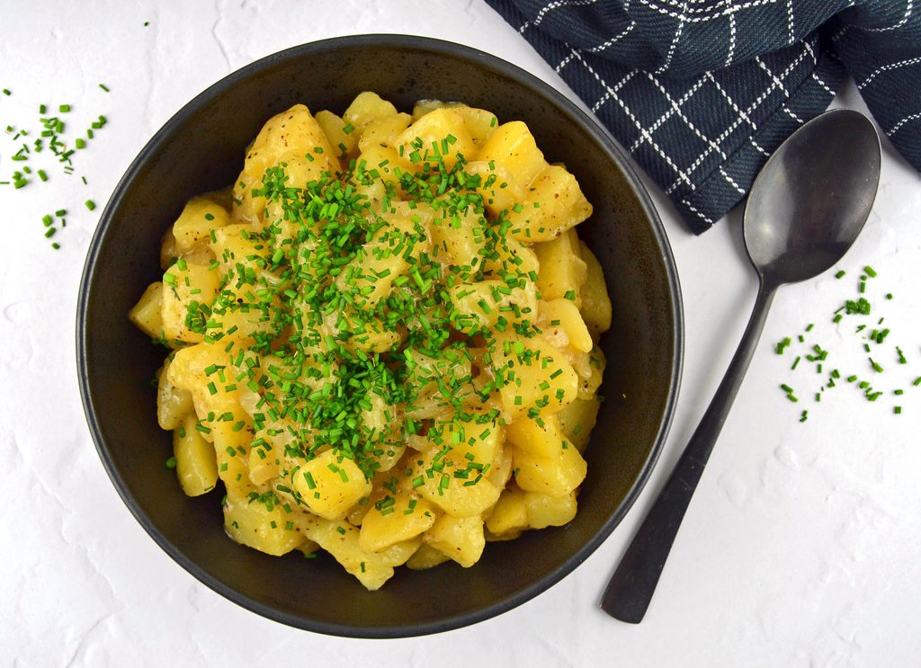 Varm kartoffelsalat med eddike – klassisk opskrift.