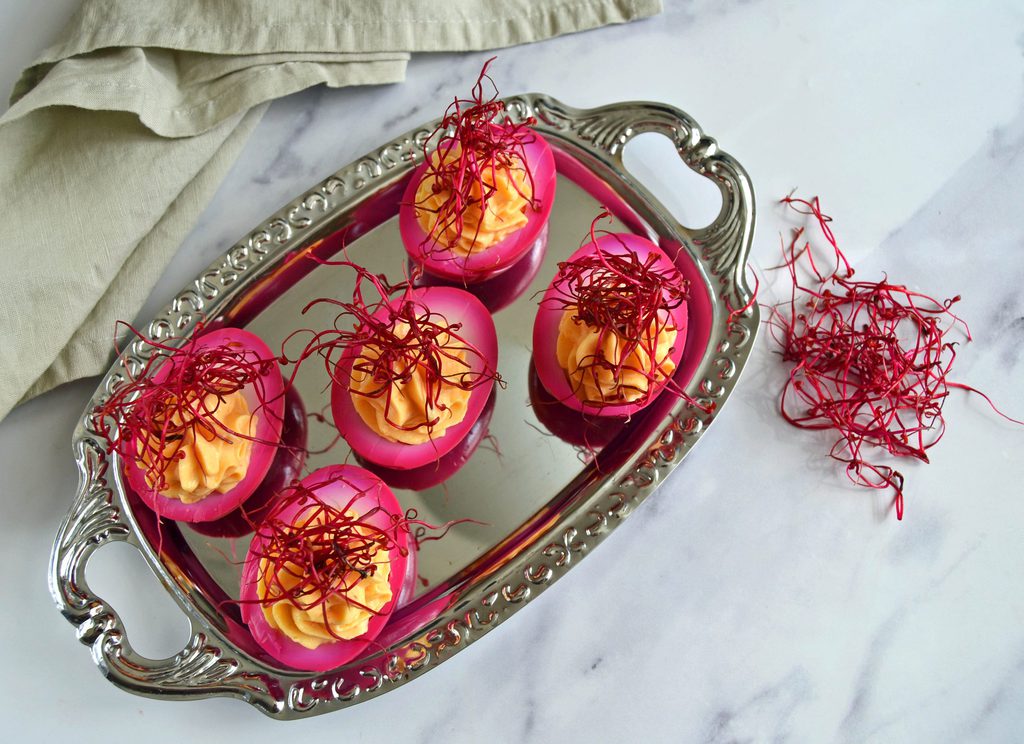 Fyldte æg med rødbede – pink deviled eggs.