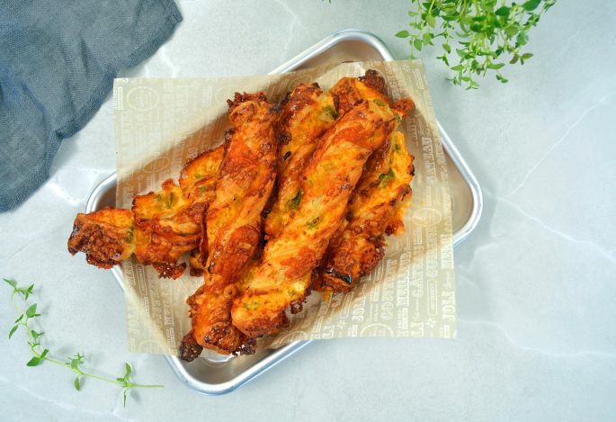 Opskrift chili cheese sticks med cheddar og jalapenos på en bakke