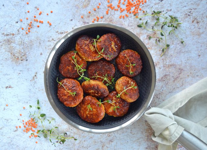 Opskrift frikadeller med linser i en pande på et bord