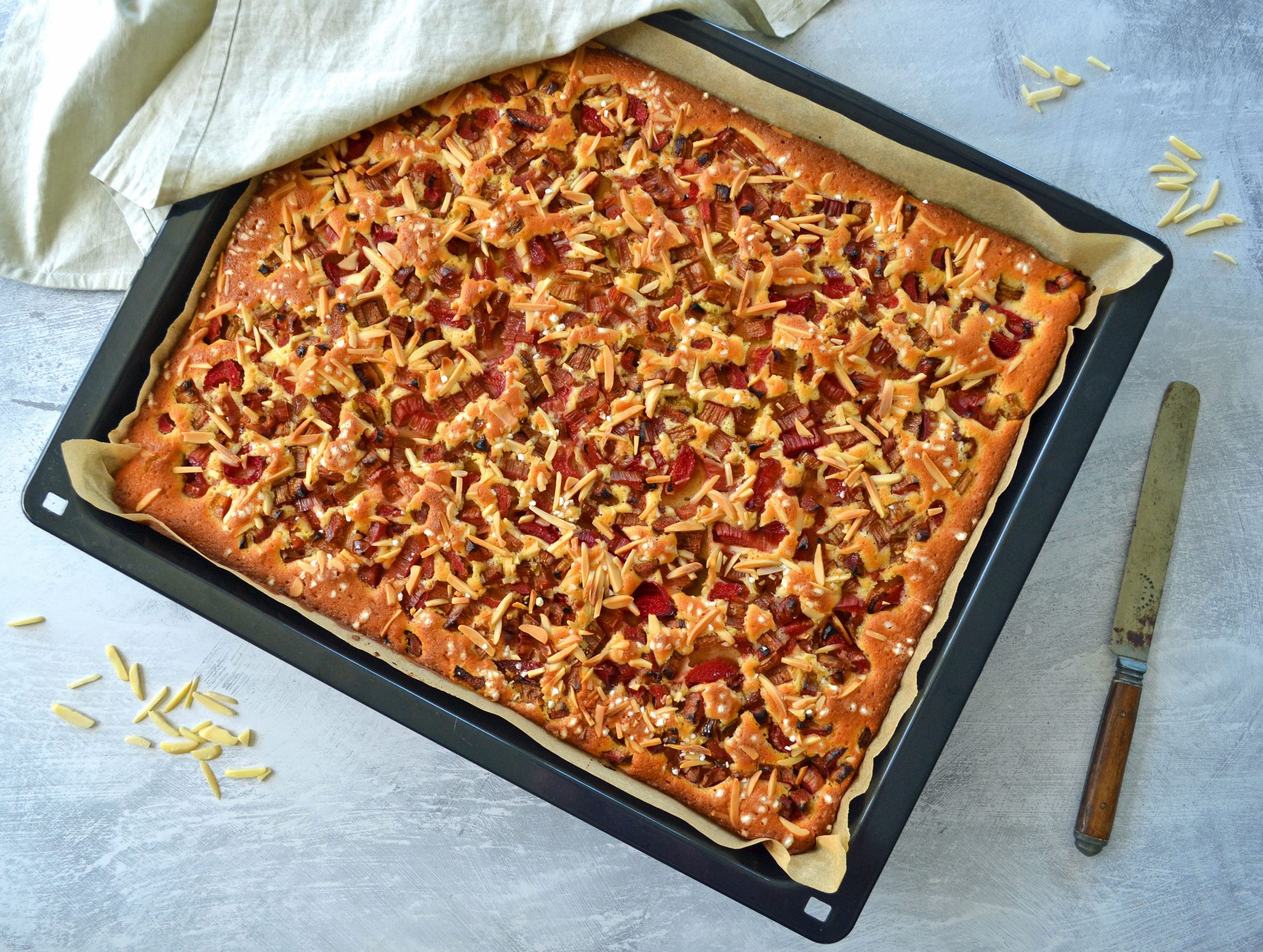 Opskrift på kæmpe rabarberkage i bradepande til 25-30 personer. Perfekt til sommeren fester og fødselsdag