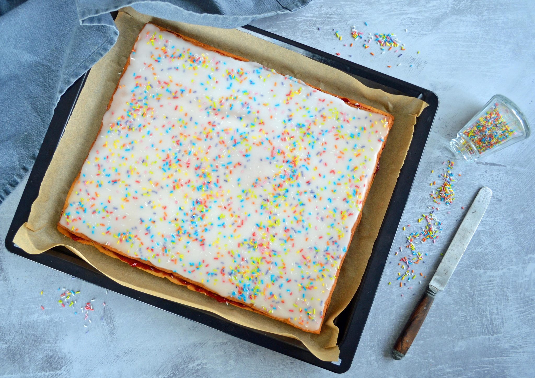 Opskrift på kæmpe hindbærsnitte i bradepande. Nok tl 25-30 personer og perfekt til fødselsdag, konfirmation, studenterfest og lignende