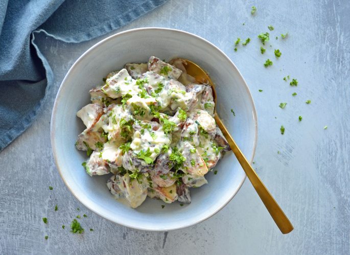 Opskrift på tzatziki kartoffelsalat - en lækker kombination af tzatziki og kartofler