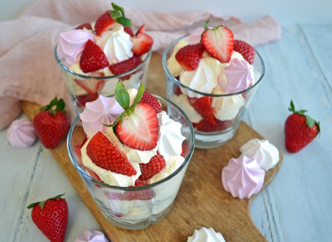 Opskrift på eton mess med jordbær og marengs