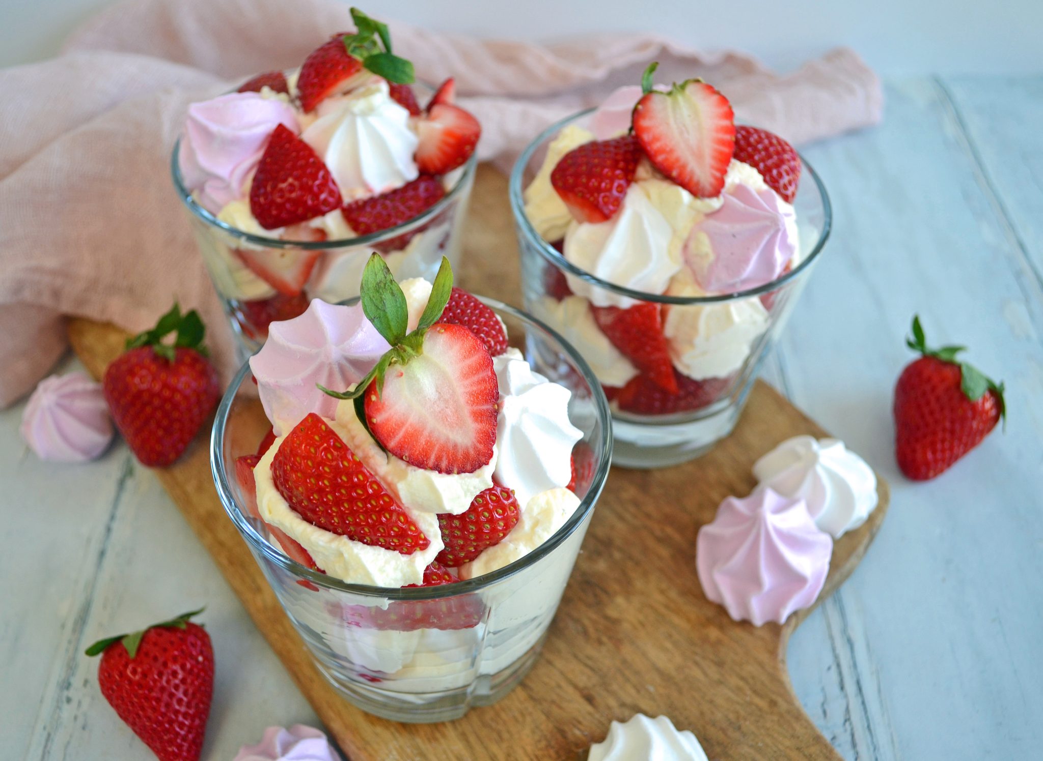 Opskrift på eton mess med jordbær og marengs