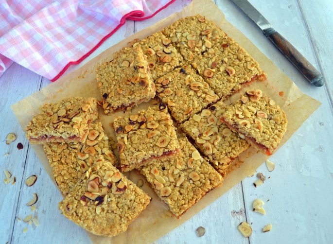Opskrift på sprøde rabarbersnitter med crumble