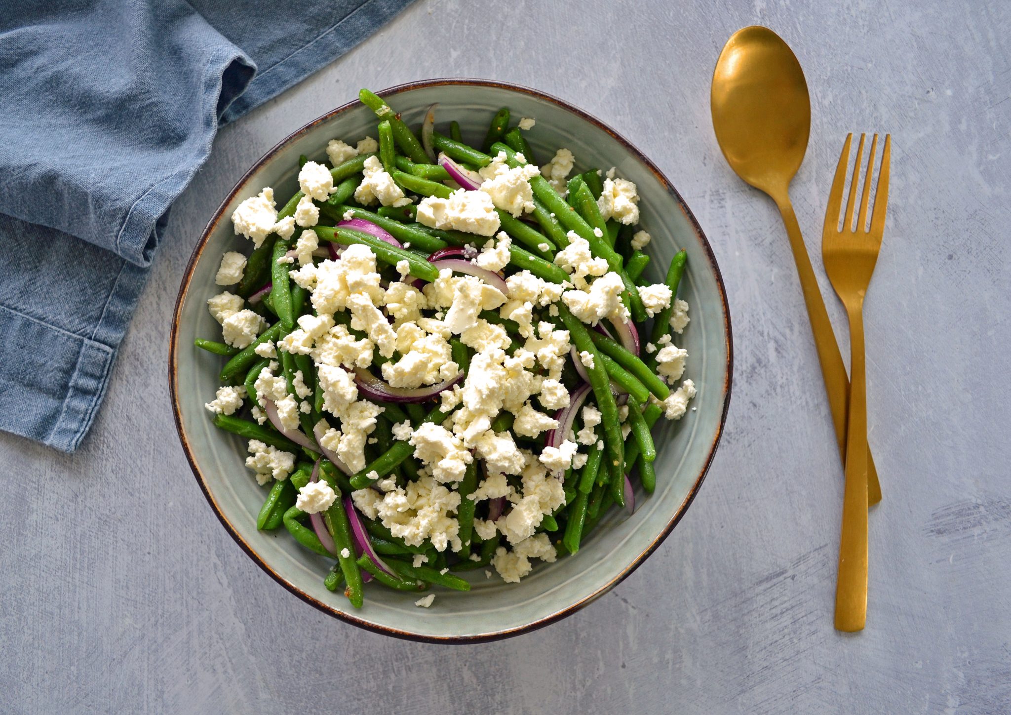 Opskrift på salat med bønner og feta i en skål