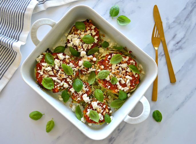 Opskrift på bagt spidskål med rød pesto og feta