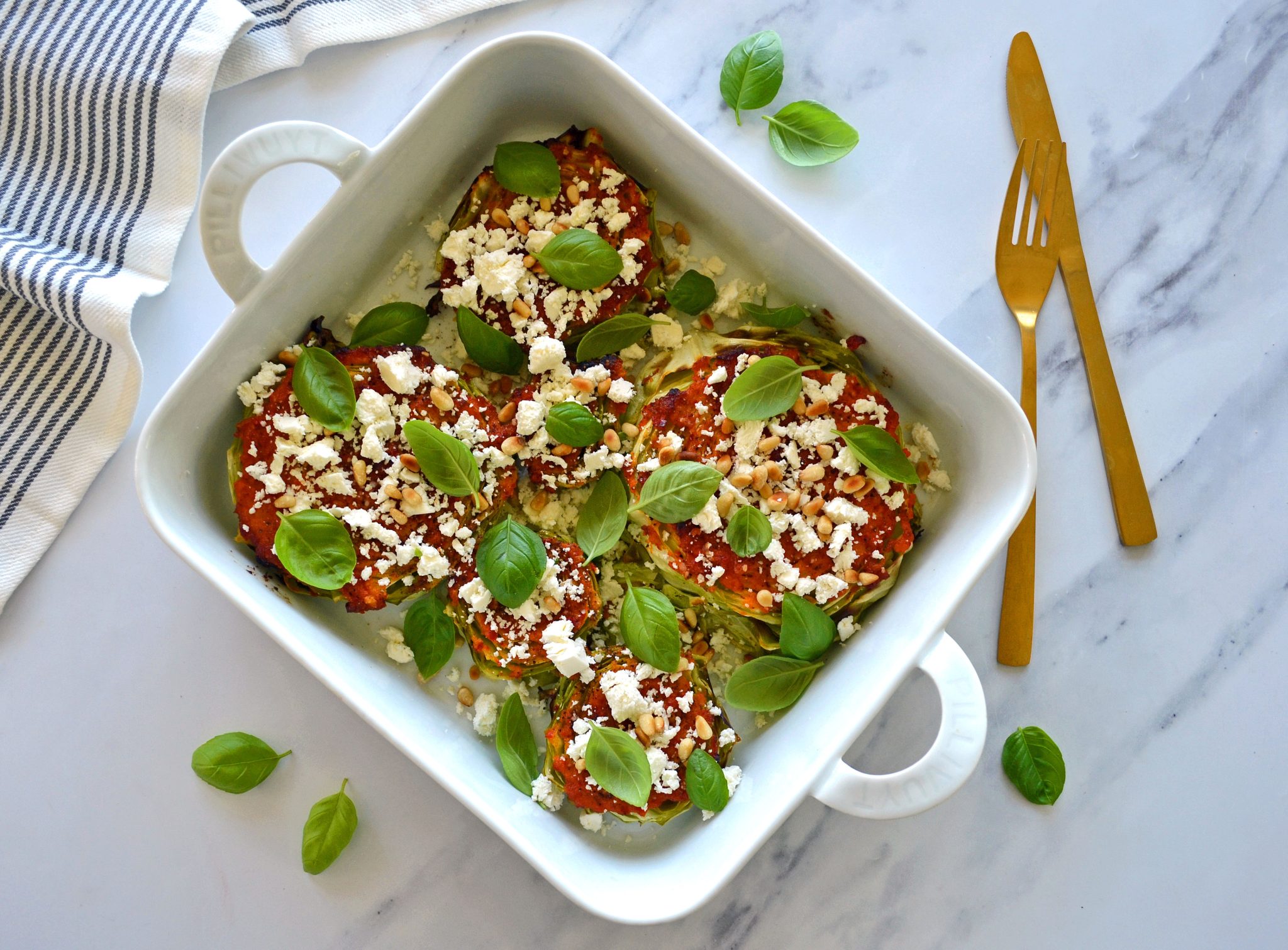 Opskrift på bagt spidskål med rød pesto og feta