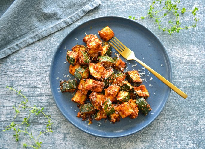 Nem opskrift på bagt squash med parmesan, chili og hvidløg - perfekt som tilbehør